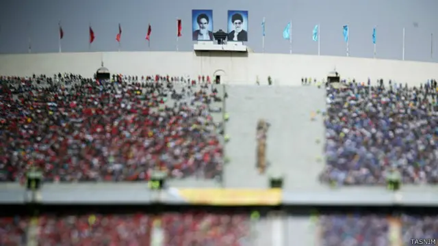 پروژه تضعیف پرسپولیس و استقلال از دو دهه پیش آغاز شد. مسوولان وقت سازمان تربیت‌بدنی برای خارج کردن فوتبال از دو قطبی قرمز و آبی، حمایت از سایر تیم‌ها را در دستور کار قرار دادند. در این فرایند، هر چه که باشگاه‌های ورزشی وابسته به صنایع دولتی رشد کردند، پرسپولیس و استقلال به دلیل عدم برخورداری از پشتوانه مالی رو به ضعف نهادند