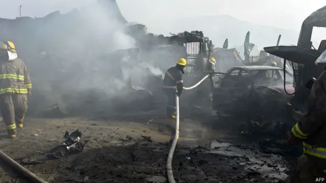 رجال الاطفاء يحاولون اخماد الحرائق التي اندلعت جراء الانفجار