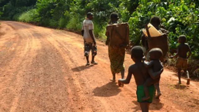 En las sociedades cazadoras recolectoras, las familias se mueven de un grupo a otro dependiendo sus necesidades. Foto: Nikhil Chaudary.