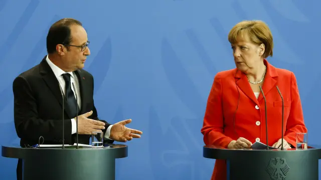 مؤتمر صحفي في برلين بين الرئيس الفرنسي والمستشارة الألمانية لبحث قضية الهجرة.