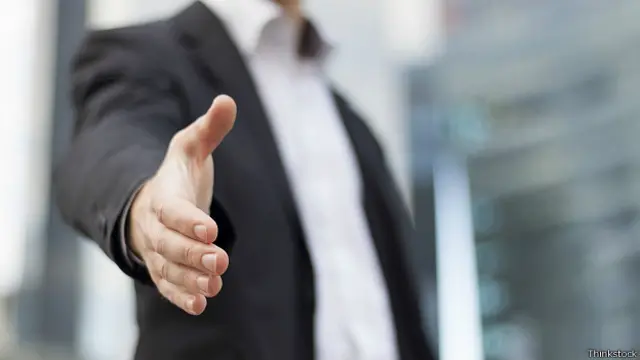 Протянутая рука продавца