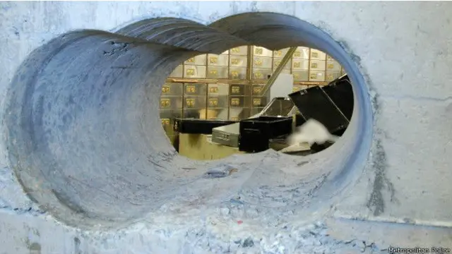 Грабіжники просвердлили велику дірку в стіні сховища