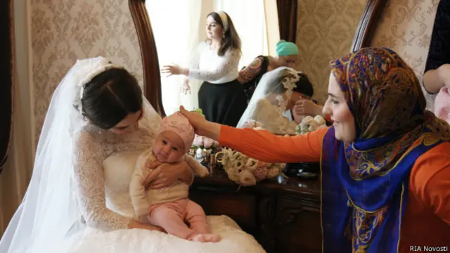 Невеста с родными и близкими перед свадьбой. Чечня.