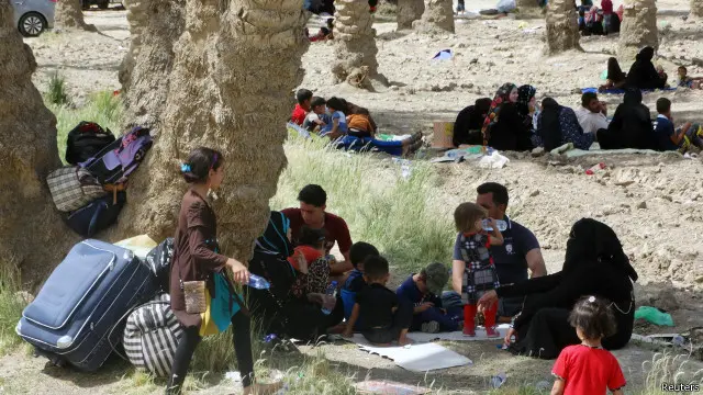 当地流离失所的难民潮不断扩大。许多人只能露天过夜。