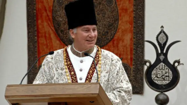 اسماعیلی‌ها معتقدند امامت در حال حاضر در اختیار شاه کریم حسینی (آقاخان چهارم) است که چهل و نهمین امام آنان محسوب می شود و در واقع نسل چهل‌ ونهم از فرزندان امام علی و حضرت فاطمه است . او دانش‌آموخته دانشگاه هاروارد در رشته تاریخ اسلام است.