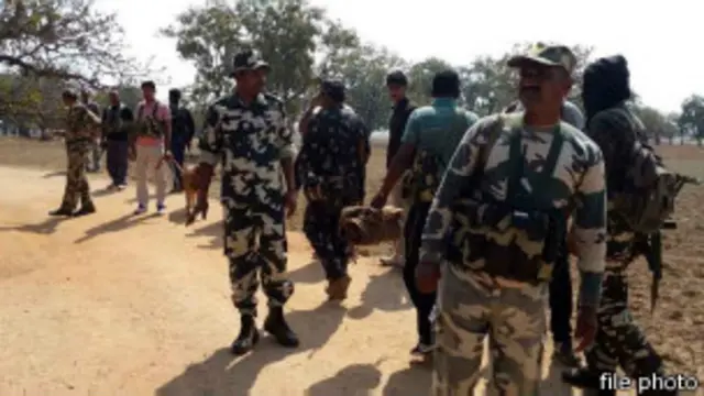 झारखंड के जंगलों में तलाशी लेती पुलिस