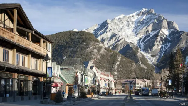 Banff fica dentro dos limites do parque nacional, mas morar ali é para poucos