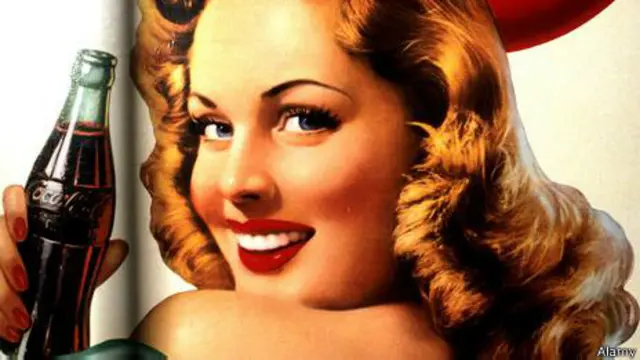 Anúncio de 1920 exibe a forma mais alongada da garrafa, adotada até hoje