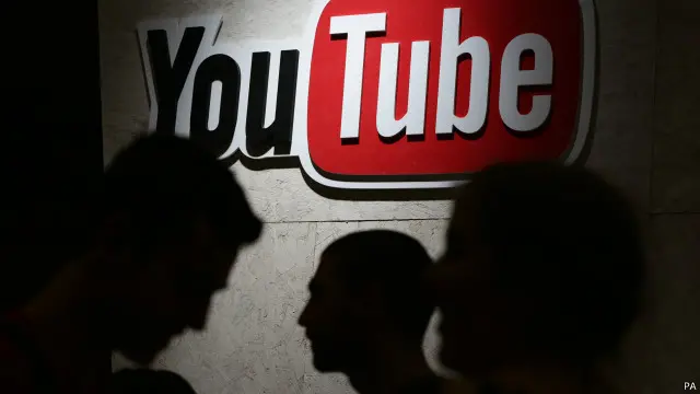 موقع يوتيوب يقول إنه يحذف أي محتوى غير مناسب يتم الإبلاغ عنه.