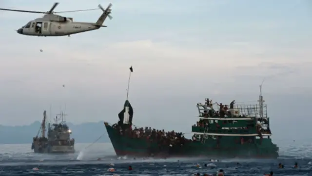 Militer Indonesia, Thailand, dan Malaysia beberapa kali menyalurkan bantuan kepada pengungsi di lautan.