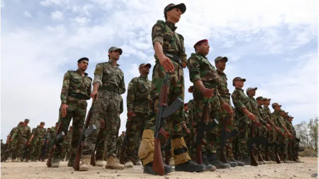 عراقي حکومت د رمادي بېرته نیولو لپاره زرګونه رضاکاران په وسلو سمبال کړي