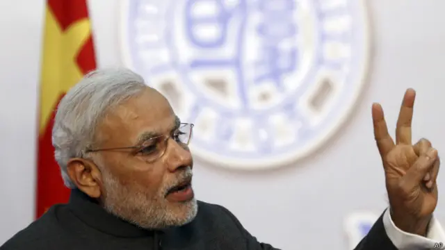 تارکین وطن کے بارے میں دیے گئے بیان سے کچھ لوگ نالاں ہیں اور انھوں نے ٹوئٹر پر اپنے غصے کا اظہار کیا ہے۔ اور اسی وجہ سے منگل کو #ModiInsultsIndia کا ہیش ٹیگ ٹرینڈ کر رہا تھا