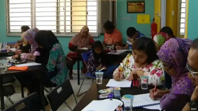 Para orang tua Singapura menghadiri sesi les matematika agar bisa membimbing anak-anak mereka saat mengerjakan PR.