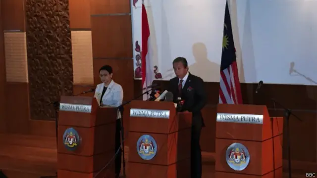 Menlu RI Retno Marsudi dan Menlu Malaysia Datuk Seri Anifah Aman menggelar jumpa pers bersama di Putrajaya.