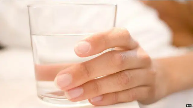 El agua corriente no es aconsejable para limpiar los lentes de contacto.