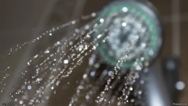 Lo preferible es evitar los lentes de contacto en la ducha.