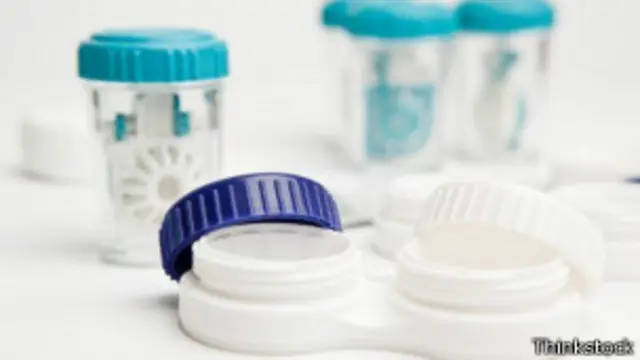 Hay un kit especial para limpiar y almacenar los lentes de contacto.