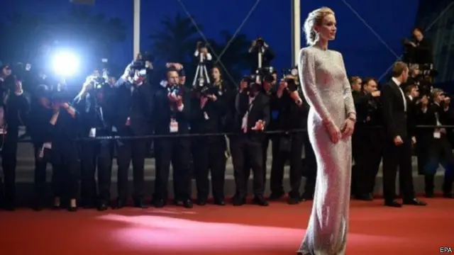 رفضت الممثلة إميلي بلانت منع ارتداء الأحذية المسطحة في مهرجان كان، رغم أنها ارتدت حذاءا ذو كعب عال عند حضور عرض فيلمها.