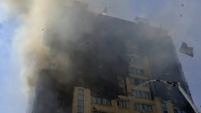 Bakıda binanın fasadı yanır