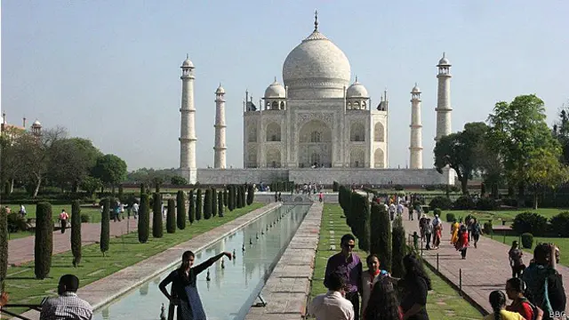 انسانی تخلیق کے عظیم شاہکار تاج محل کو ہر برس ملک اور بیرون ملک سے لاکھوں سیاح دیکھنے کے لیے آگرہ آتے ہیں۔( تصاویر و تحریر: شکیل اختر، بی بی سی، دہلی)
