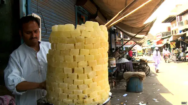 تاج کو بدرنگ ہونے سے بچانے کے لیے آگرہ میں جنریٹروں پر پابندی عائد ہے۔ کارخانے منتقل کر دیے گئے ہیں اور موٹر گاڑيوں کی آمد ورفت کے لیے ضابطے بنائے گئے ہیں۔ اس کے ساتھ آگ کی راکھ پر قابو پانے کے لیے حال میں آگرہ کی مشہور مٹھائی پیٹھا بنانے والی بھٹیوں پر بھی پابندی لگا دی گئی ہے۔
