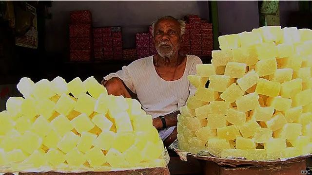 روایتی پیٹھا ہلکا پیلا یا سمندر کے پانی کے رنگ کا ہوتا ہے اور آگرہ میں یہ بڑے پیمانے پر تیار کیا جاتا ہے۔ 