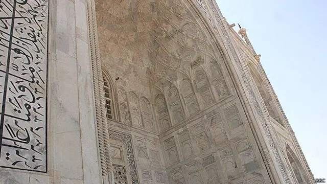 مقامی انتظامیہ آثار قدمیہ کے اہلکاروں کا کہنا ہے کہ آگ سے اٹھنے والی راکھ تاج محل کے لیے کافی نقصان دہ ہے۔ اس لیے یہ قدم ضروری ہے۔