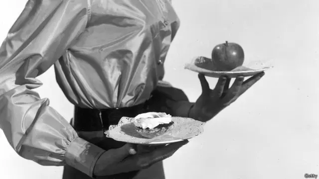 Женщина с двумя тарелками