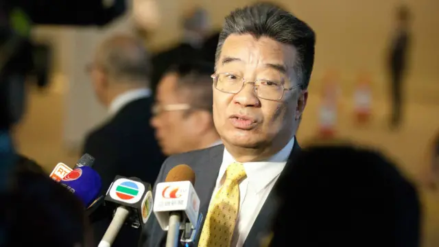 刘梦熊于香港中国国庆酒会上接受采访（BBC中文网图片1/10/2014）