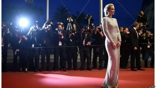 艾米莉·布伦特仍然穿高跟鞋出席电影节活动