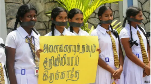 මඩකලපුවේ කාන්තා විද්‍යාලයක සිසුවියන් පිරිසක් විරෝධය පළකරමින්