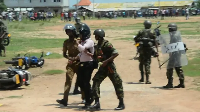 යාපනය උසාවියට පහර දුන් පුද්ගලයෙක් අත්අඩංගුවට ගනු ලැබුණ අවස්ථාවක්