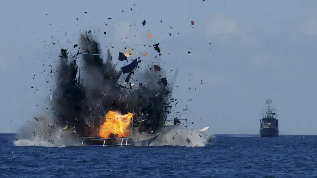 ebuah kapal ikan diledakkan di perairan Bitung, Sulawesi Utara, Mei 2015 lalu. Aksi penenggelaman kapal pencuri ikan ditempuh pemerintah Indonesia sejak 2014.