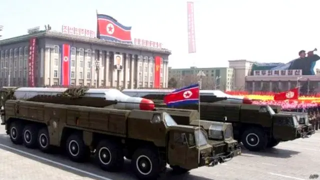 Korea Utara memamerkan teknologi dan perangkat militernya dalam parade tahunan.