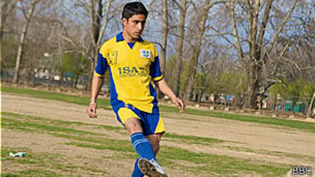 ابھرتے ہوئے فٹ بال کھلاڑی بشارت سات سال قبل برازیل میں ہوئے فٹ بال کے مقابلے کے لیے منتخب ہوئے تھے، لیکن انہیں محض اس لیے پاسپورٹ نہیں ملا