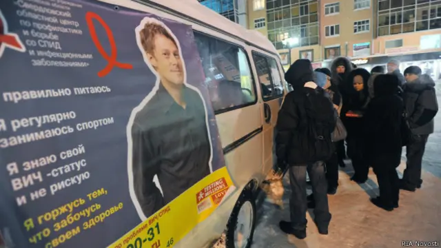 Очередь у мобильного пункта по тестированию на ВИЧ