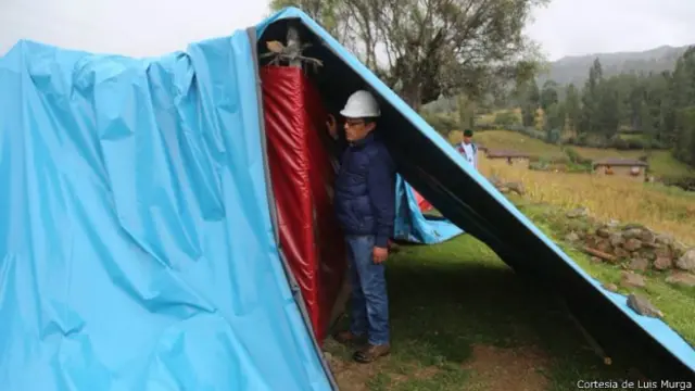 La mayoría de vecinos duermen en tiendas de campaña por temor a que se caigan sus casas.