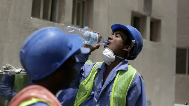 ایک اندازے کے مطابق قطر میں اس وقت 18 لاکھ غیر ملکی مزدور موجود ہیں