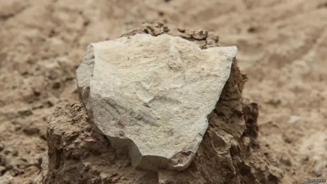 Alat-alat yang ditemukan mencakup berbagai serpihan batu tajam dari bongkahan batu yang lebih besar, yang kemungkinan besar digunakan untuk memotong.