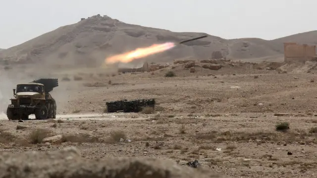 نیروهای دولت سوریه با داعش وارد نبرد شدند اما حال عقبنشینی کردهاند