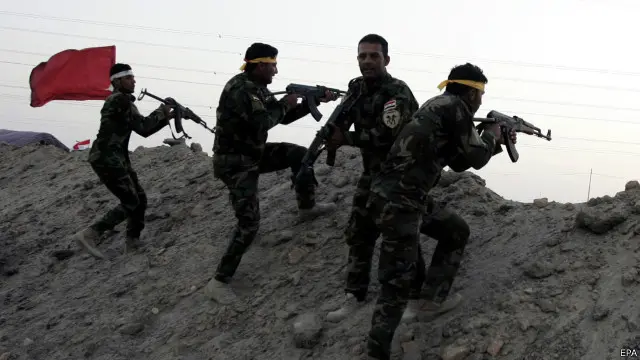 الحكومة العراقية حثت مسلحي الحشد الشعبي، أغلبيتهم من الشيعية، بالتحرك نحو الرمادي لاستعادتها من تنظيم "الدولة الإسلامية."