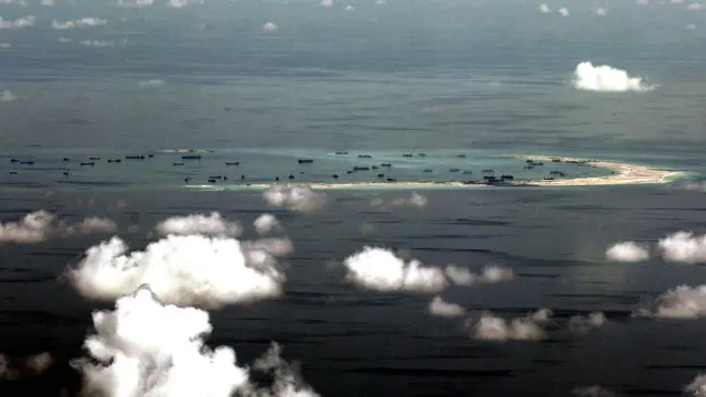 航拍南沙群島美濟礁周邊疑似中國填海造島情況（11/5/2015）