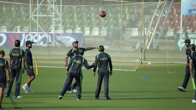 لاہور کے قذافی سٹیڈیم میں پاکستان کی کرکٹ ٹیم نے زمبابوے کے خلاف میچ سے ایک دن قبل پریکٹس کی۔