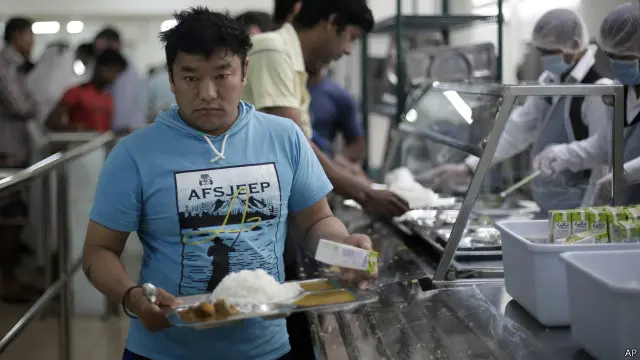 تقول السلطات القطرية إن العمال لديها حولوا العام الماضي إلى بلدانهم أكثر من 12 مليار دولار.