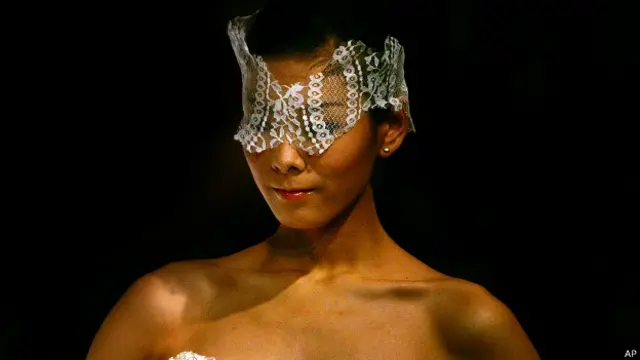 बीजिंग के फैशन शो में चीन की मॉडल 