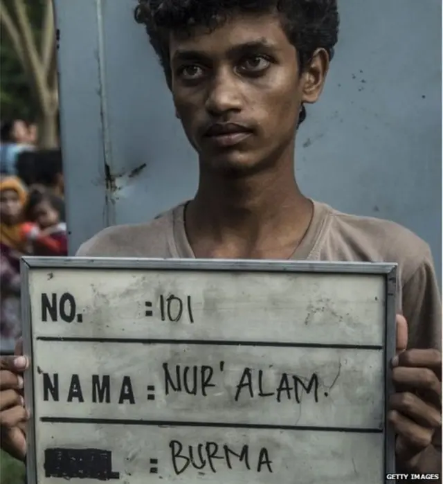 يعكف المسؤولون على تحديد هوية المهاجرين في إقليم أتشيه بإندونيسيا.