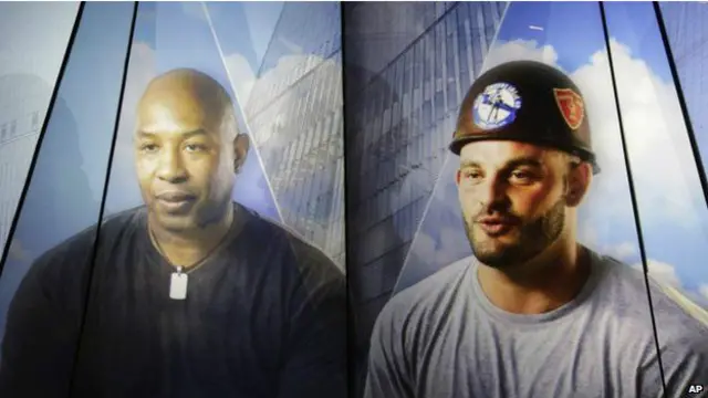 ٹاور کے داخلی دروازے پر ان افراد کی ویڈیو دکھائی جاتی ہے جنھوں نے اس بلند عمارت کو تعمیر کیا ہے 