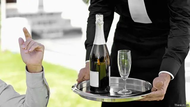Слуга принес шампанского