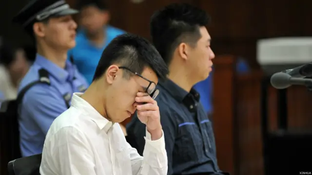 于沐椿(左)与唐问天(右)在北京市朝阳区法院出庭(新华社图片21/5/2015)