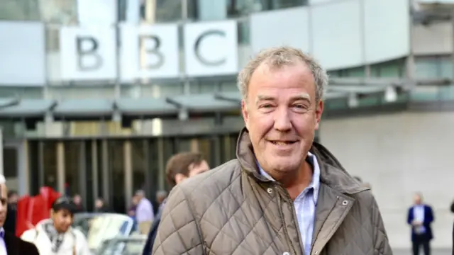Jeremy Clarkson diberhentikan sebagai pembawa acara Top Gear setelah insiden pemukulan Maret lalu.